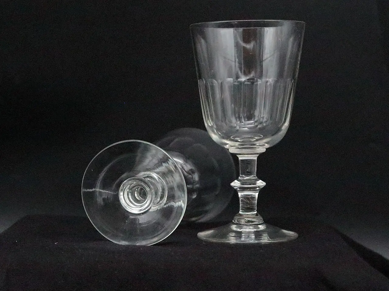 Billede 1 - Christian d. 8. rødvinsglas – mundblæste, 15,5 cm