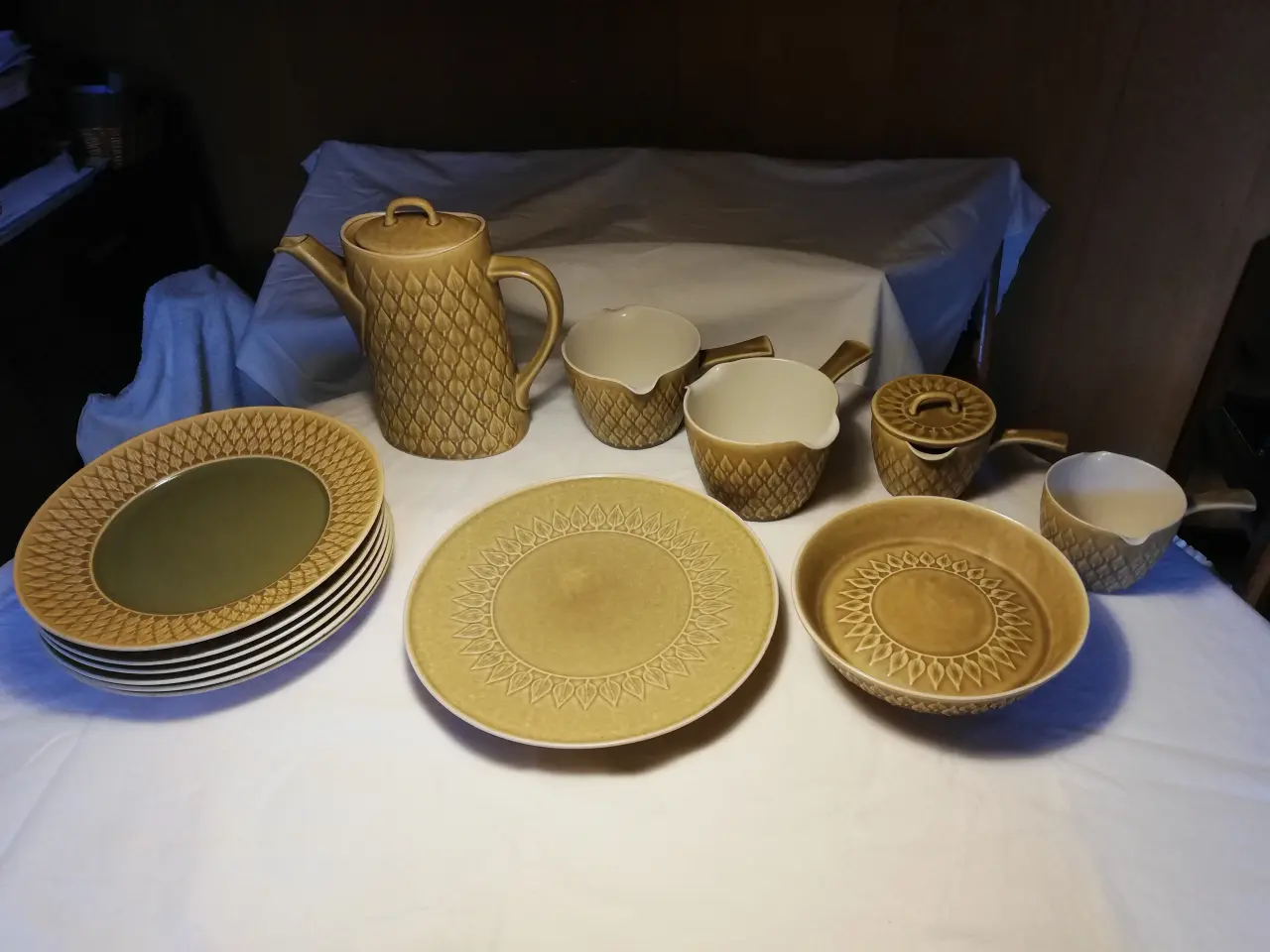 Billede 2 - Relief stentøj kaffekande, tallerkener, kopper m.