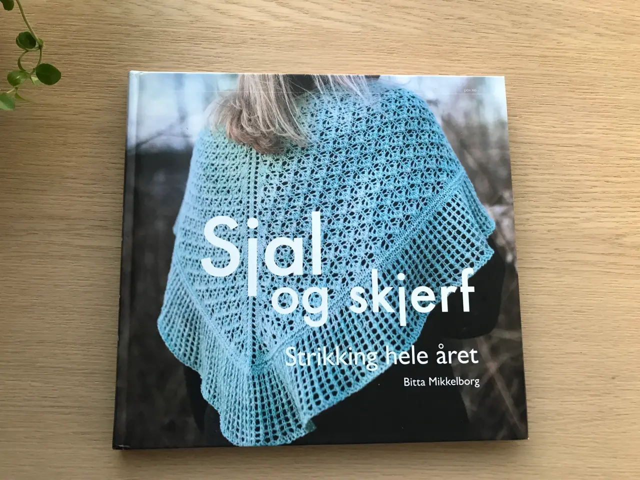 Billede 1 - Sjal og skjerf Strikking hele året