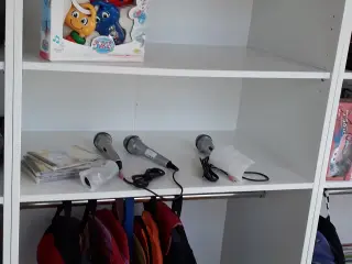 Karaoke sæt , bestående af god mikrofon, og cd.
