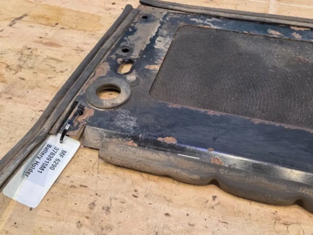 Billede 4 - Massey Ferguson 6290 Battery Holder 3783915M1