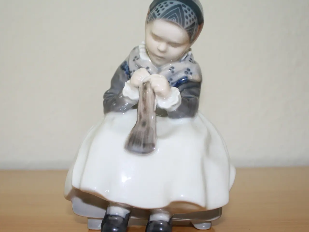 Billede 11 - Amagerpige, figur fra Royal Copenhagen