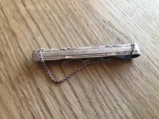 Slipsenål med kæde