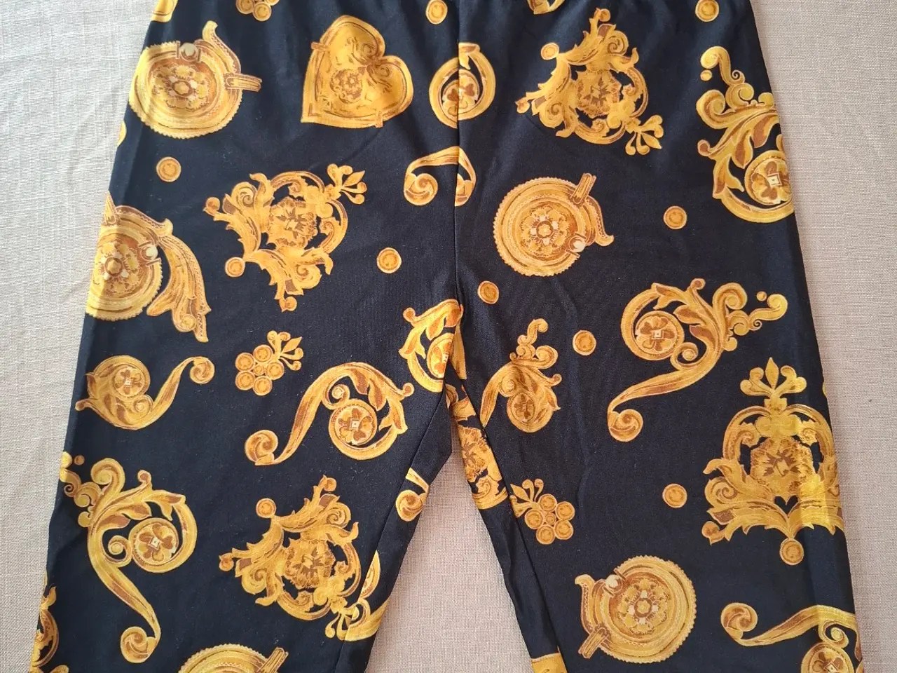 Billede 1 - Versace shorts, sorte med guldfarvet mønster.