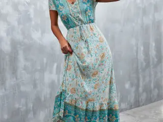 Kjole-BOHO Str: Medium og XL. se målene i opslaget