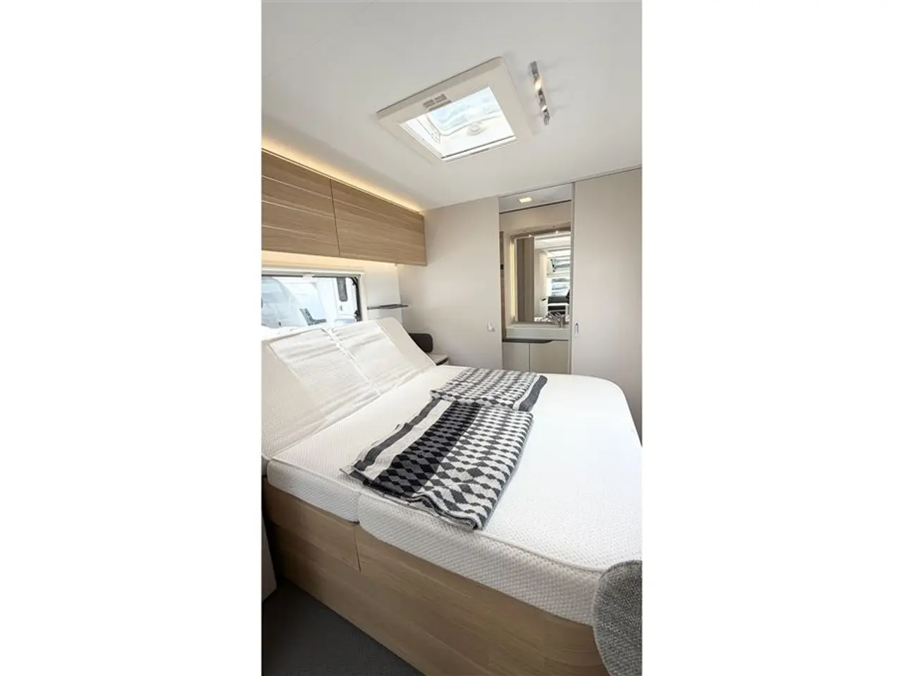 Billede 13 - 2021 - Adria Adora 613 UT Alde Centralvarme   Queensbed-Alde-Gulvtemp.-Endebad-Mover-Telt