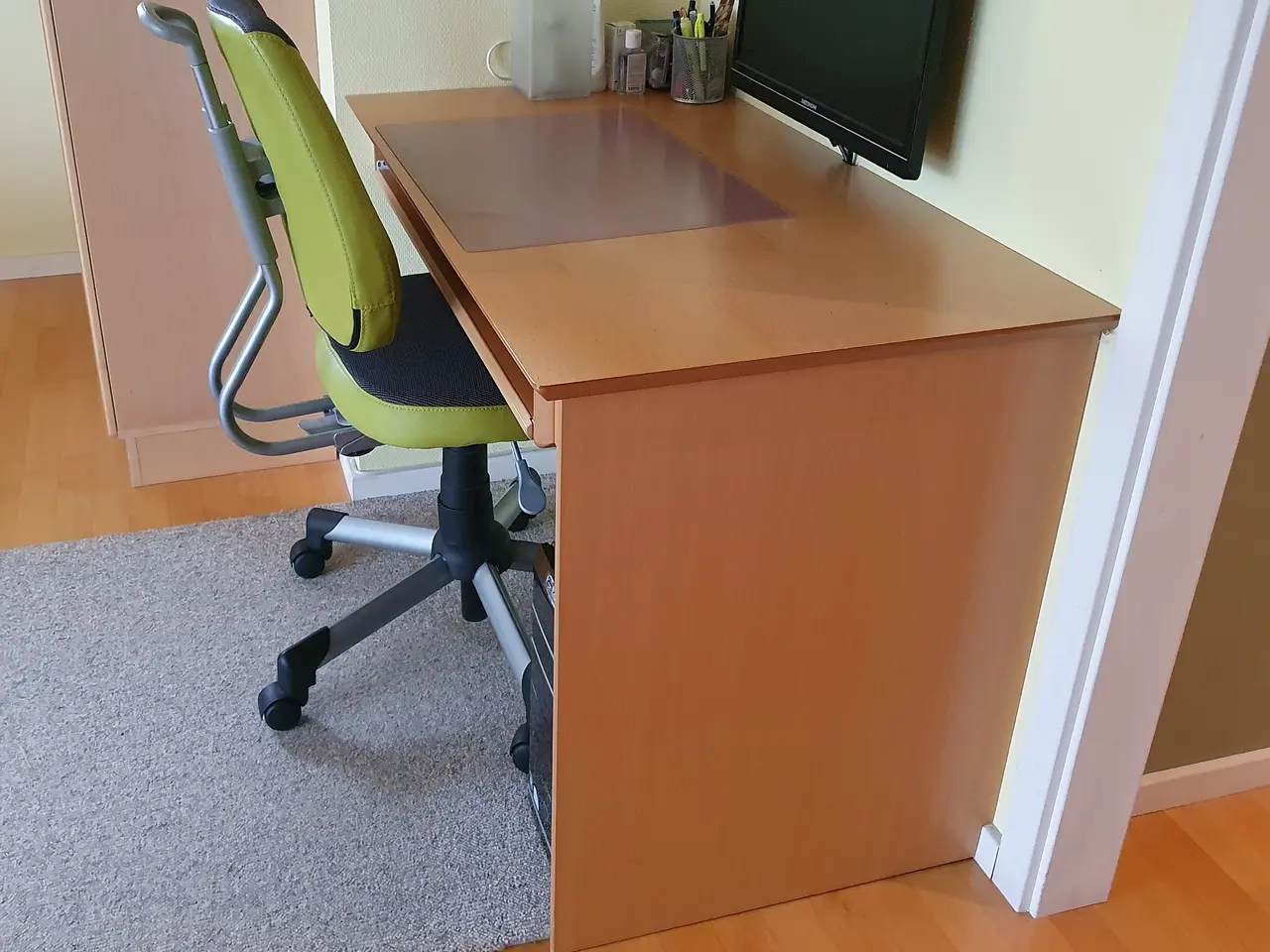 Billede 1 - Kompakt computerbord i bøg, 105 cm — udtræksplade, lys og strømskinne