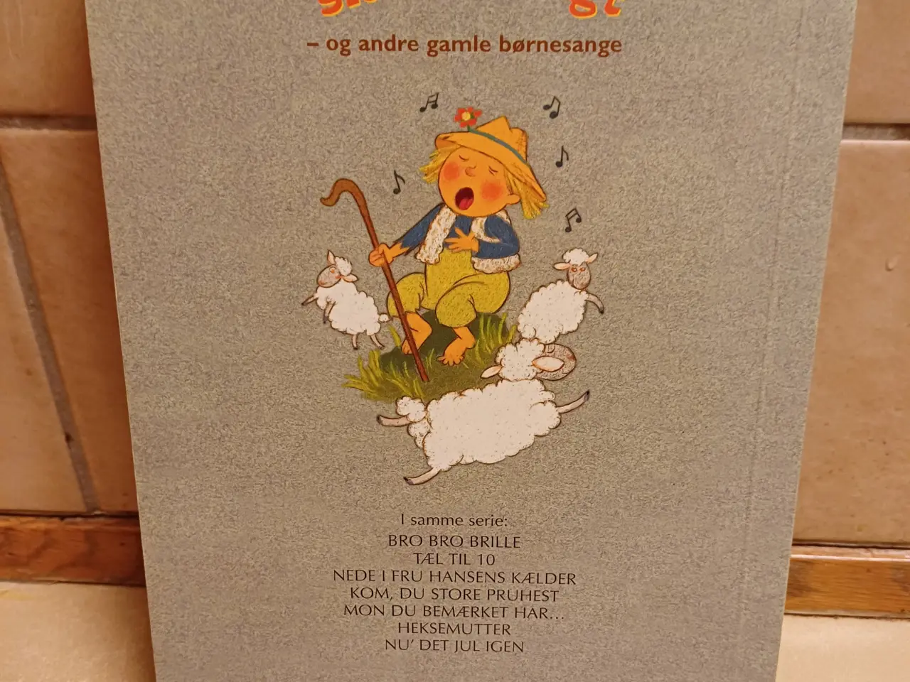Billede 4 - Hist, hvor vejen slår en bugt - børnesange af Dina