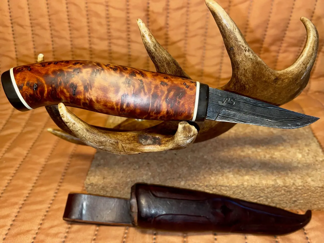 Billede 1 - Håndlavet Jagtkniv med håndsmedet damask klinge.