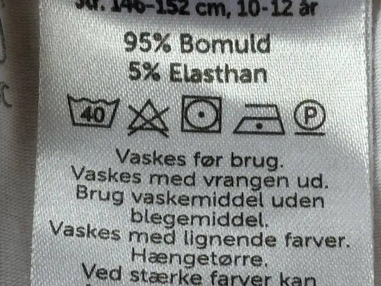 Billede 5 - Hvide shorts vrs 146/152