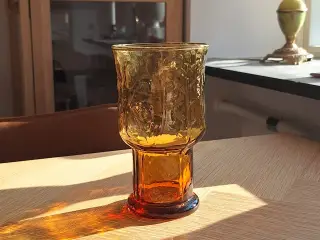 Brunt glas