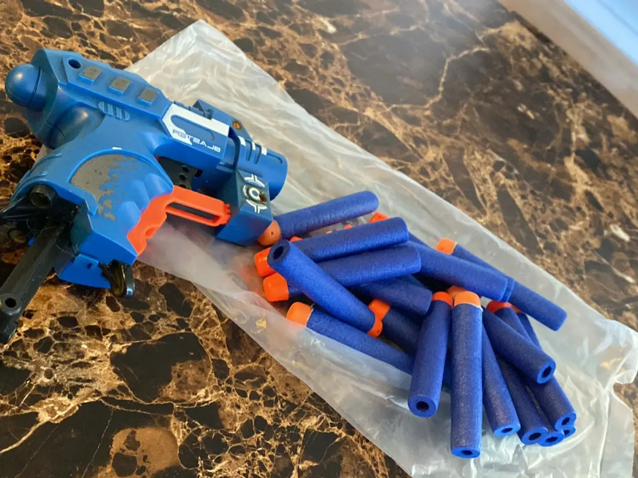 Billede 6 - Stor Nerfguns med pile og en lille følger med