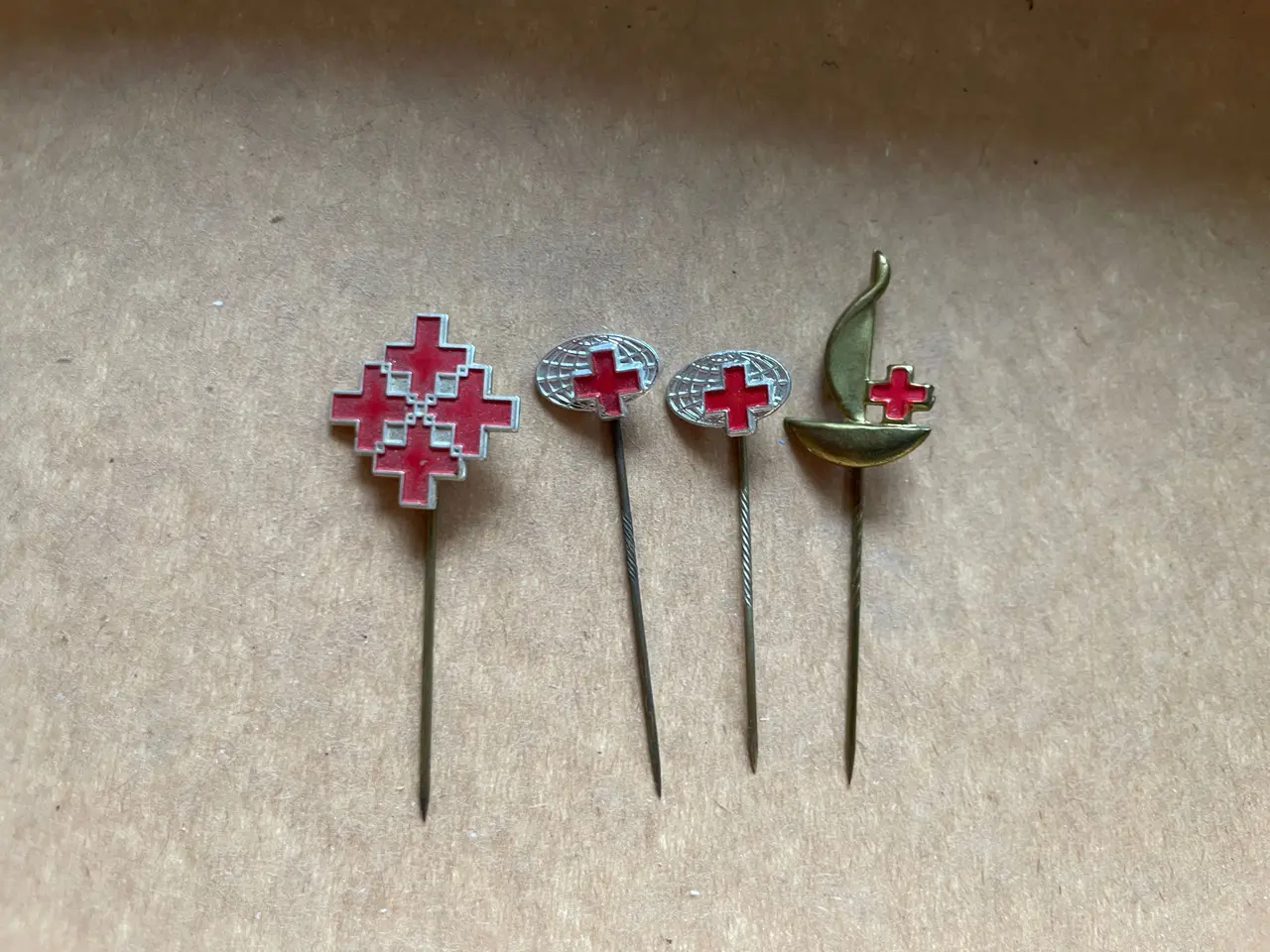 Billede 2 - 4 vintage nåle med Røde Kors