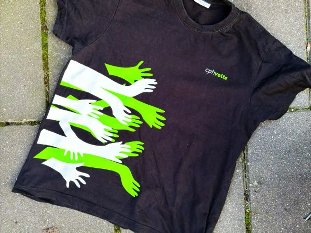Billede 1 - T-shirt med hjælpsomt motiv