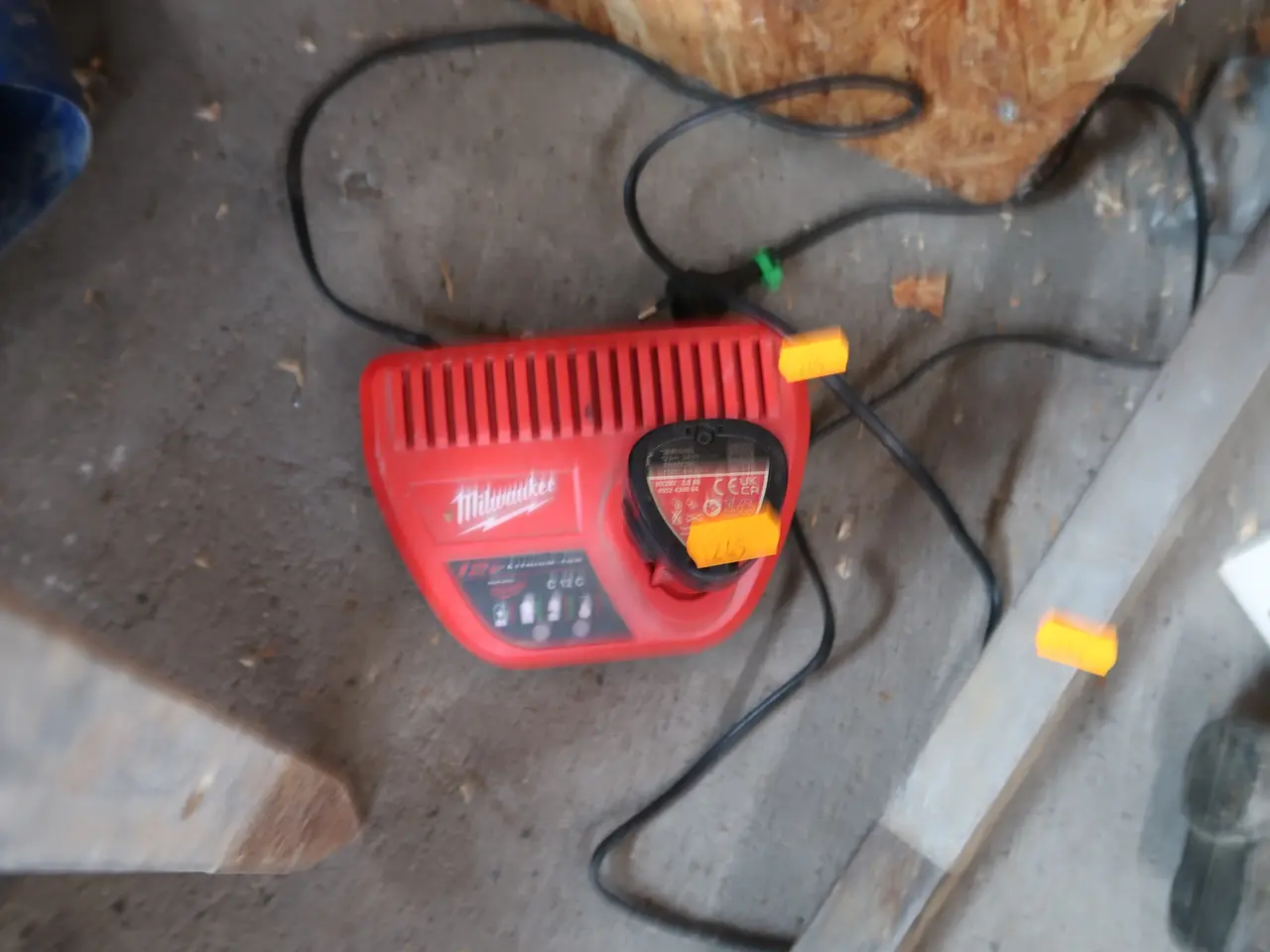 Billede 2 - Lader samt batteri MILWAUKEE