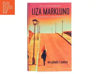 En plads i solen : krimi af Liza Marklund (Bog)