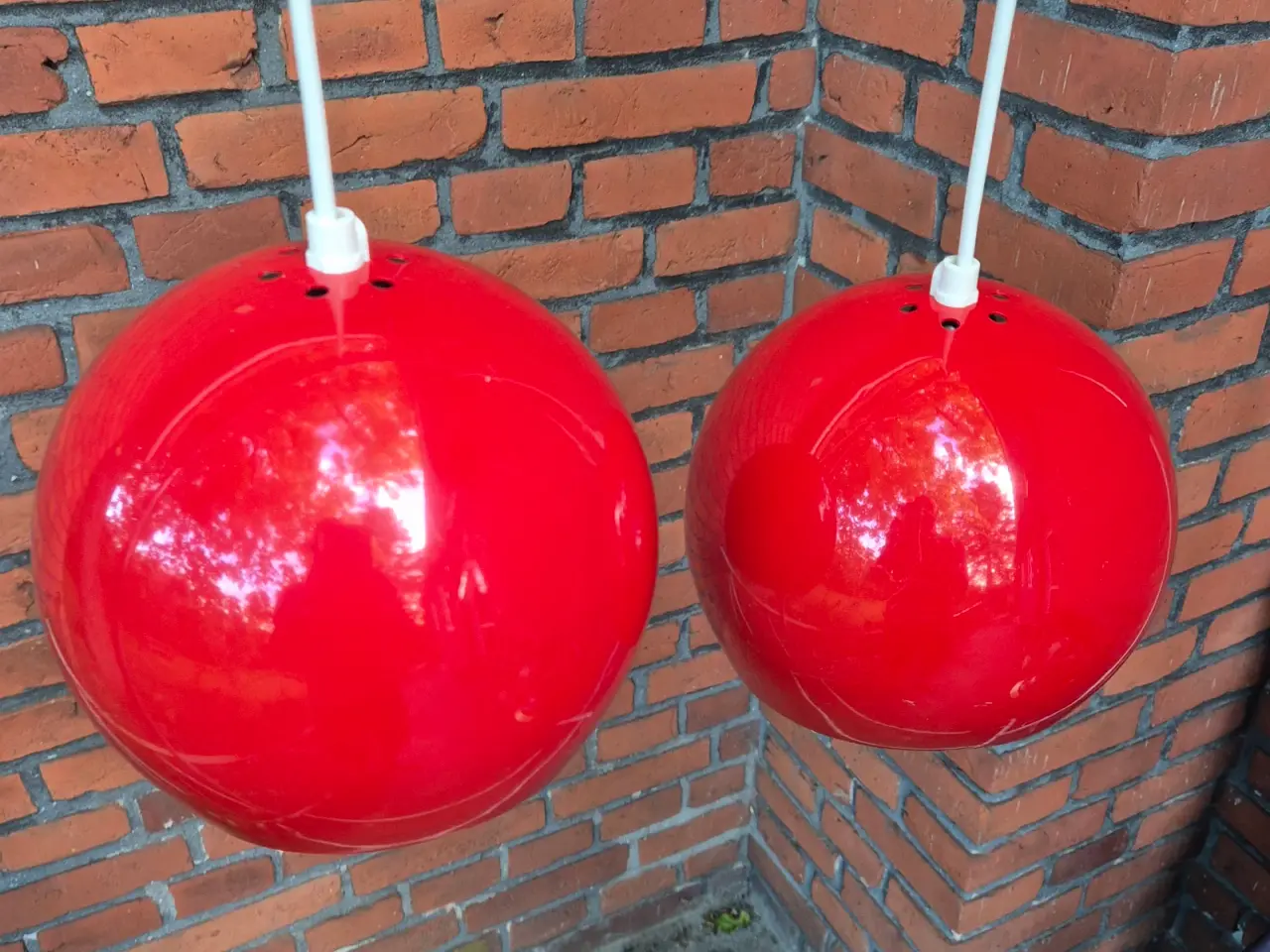 Billede 4 - Et par knaldrøde og flotte kuglelamper 
