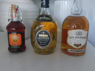 Whisky og Rom sælges samlet.