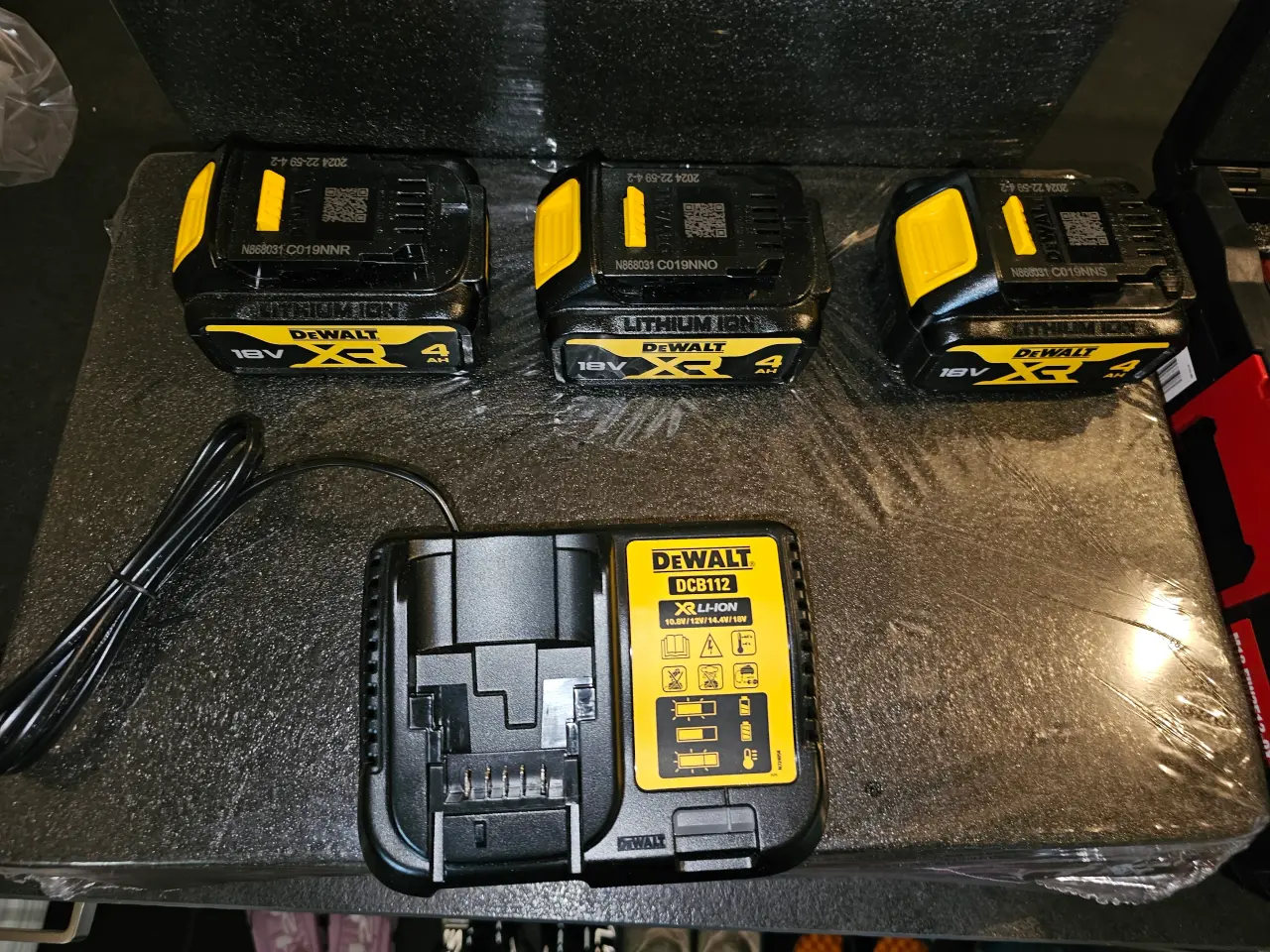 Billede 1 - DEWALT 4 AMPERE 3 STK BATTERI OG LADER