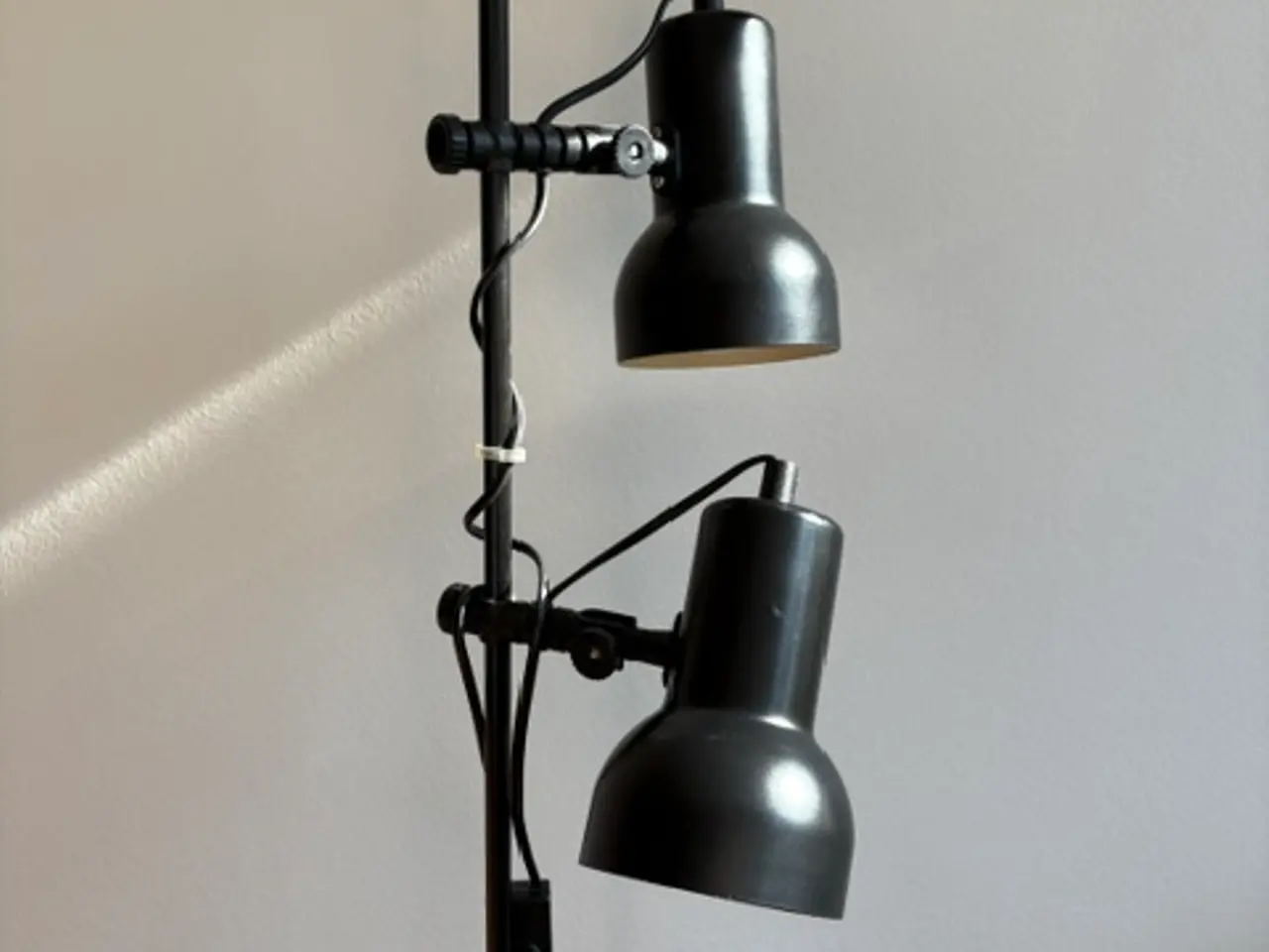 Billede 2 - Gulvlampe med to justerbare spots i sort