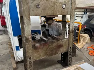 STS - Stenhøj 60 ton Presser