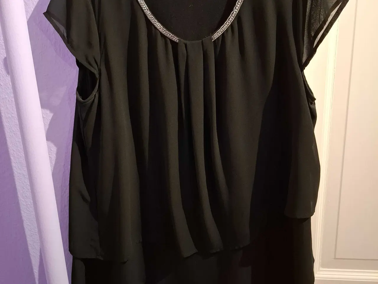 Billede 1 - Zizzi bluse I M med flotte detaljer