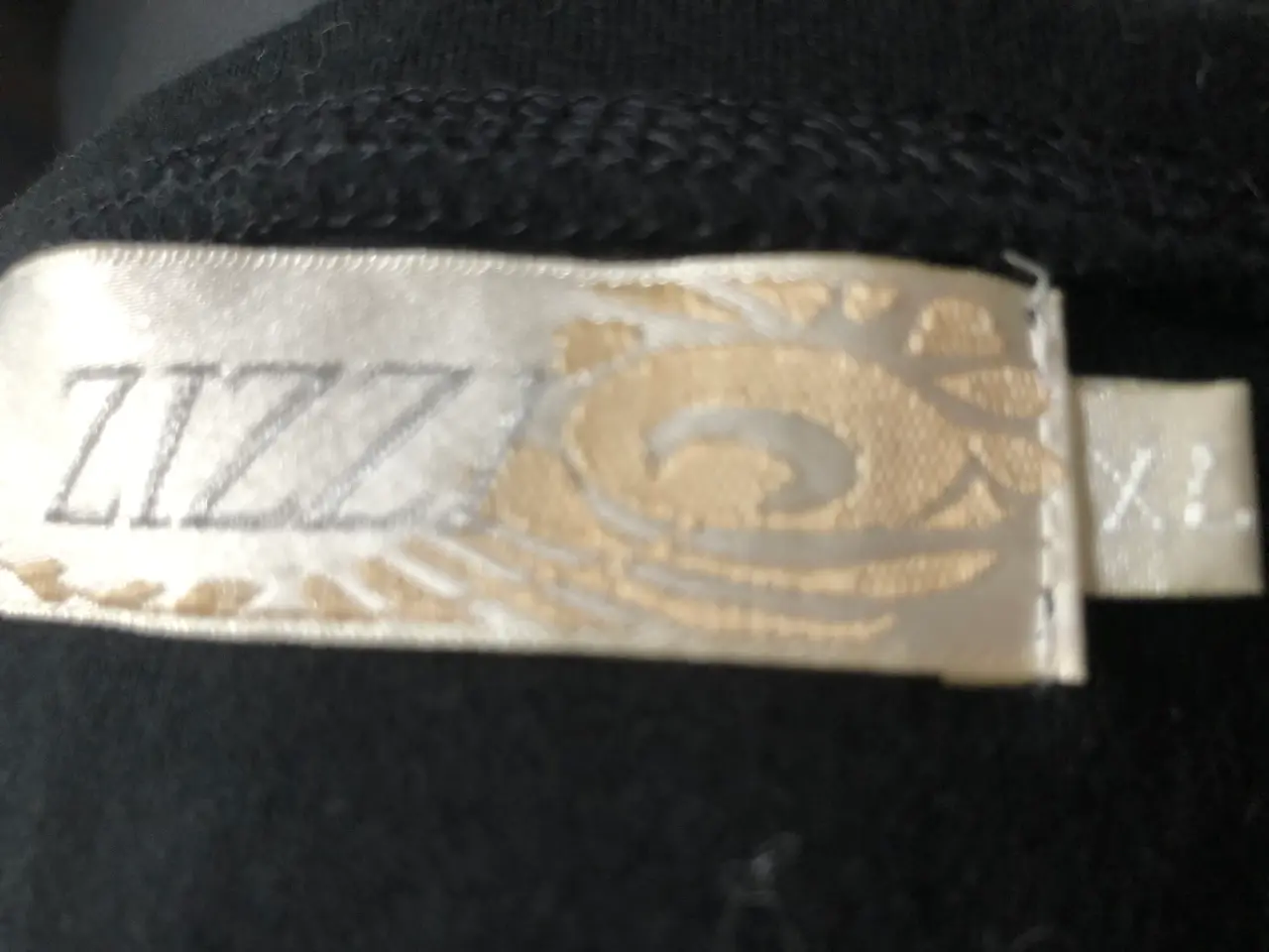 Billede 3 - Bluse med fint mønster i sort fra Zizzi
