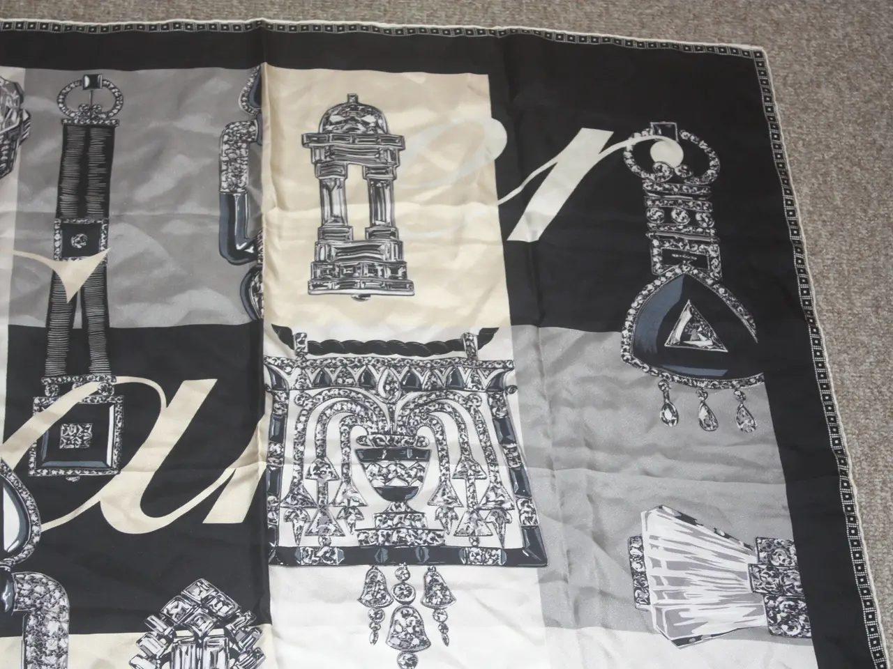Billede 3 - Cartier silketørklæde med et grafisk print silk