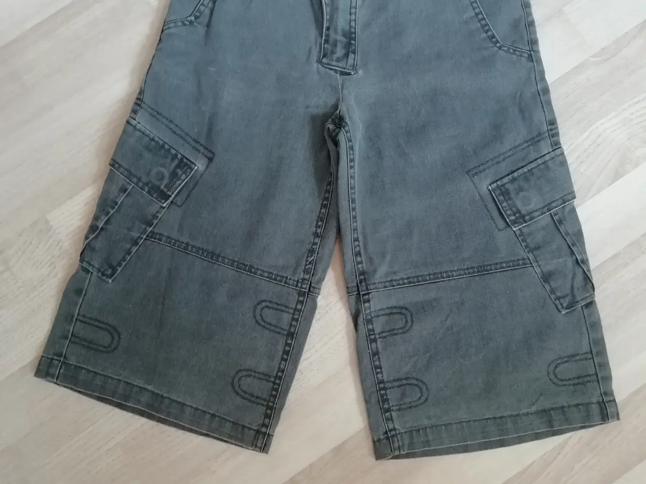 Billede 1 - shorts med lårlommer str. 152