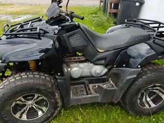 Flot SMC Jumbo 302 ATV på bilplader (hvide plader)