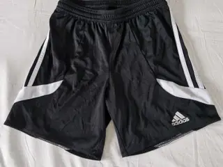 Adidas shorts str 140