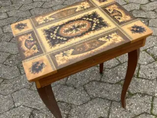 Smukt lille sybord med intarsia