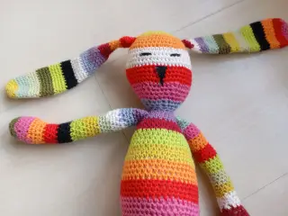 Kanin hæklet. 37 cm.