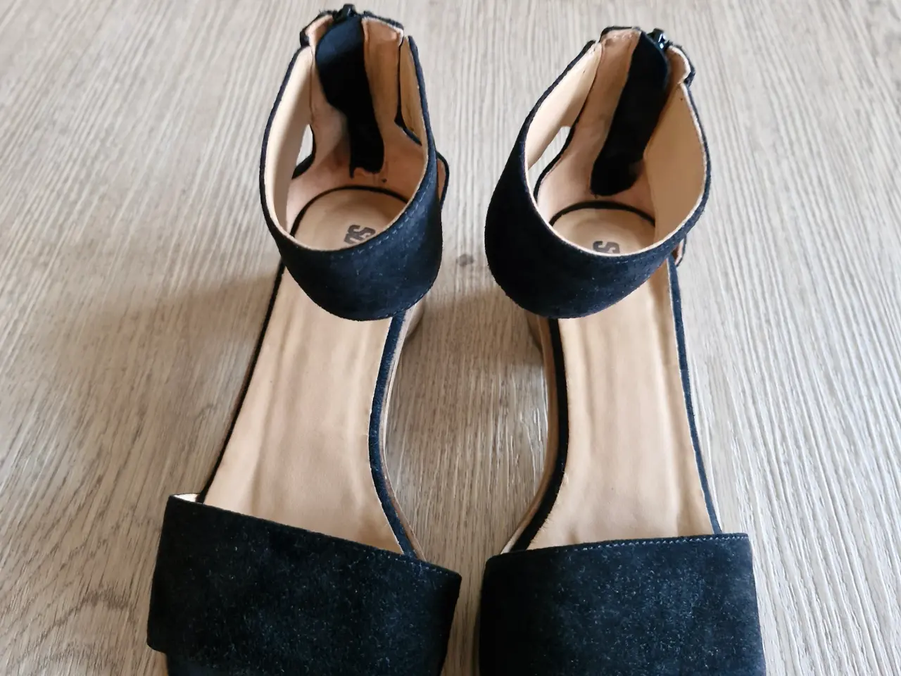 Billede 2 - Sandaler i sort ruskind fra Soon.