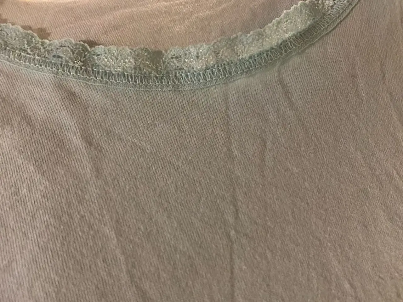 Billede 2 - Lyseblå flot blonde bluse str xs