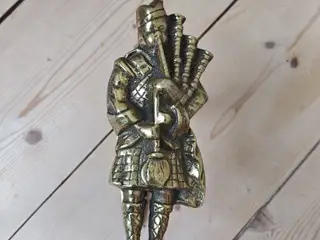 Sækkepibe spiller i messing - Skotland