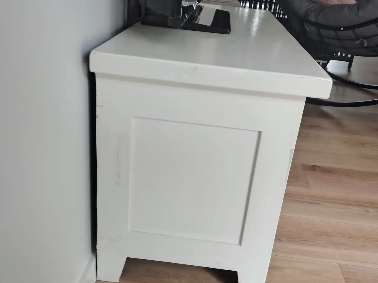 Billede 2 - TV‑bord i hvid træ – 100 kr