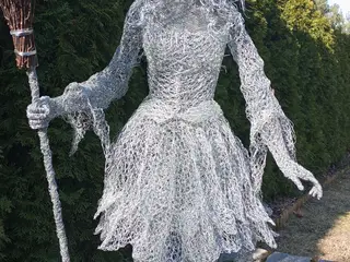 En original havepynt, en trådskulptur