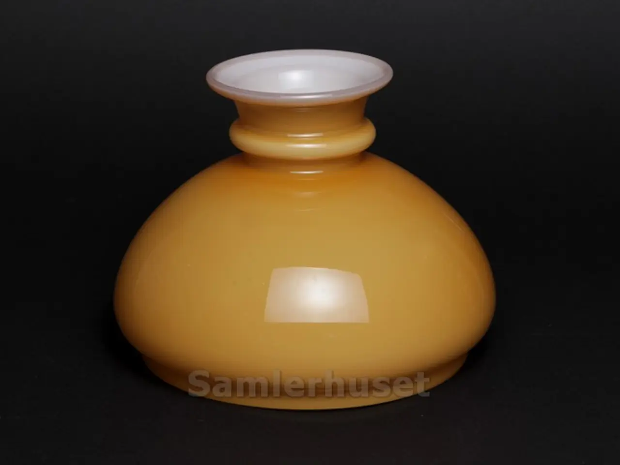 Billede 1 - Lampeskærm - Holmegård - Karamel Lys - Højde 13,4 cm - Diameter 17,0 cm.