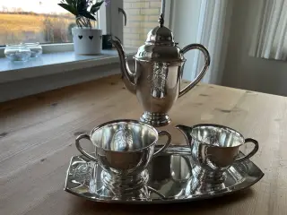 Sølv kaffekande med sukker og fløde sæt på bakke