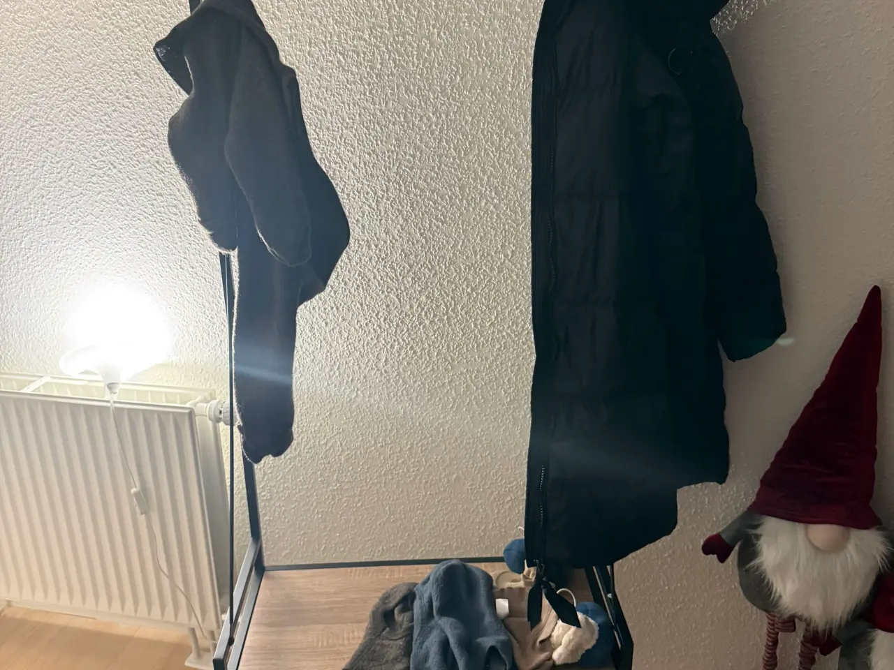 Billede 1 - Sort og eg til jakker og sko 