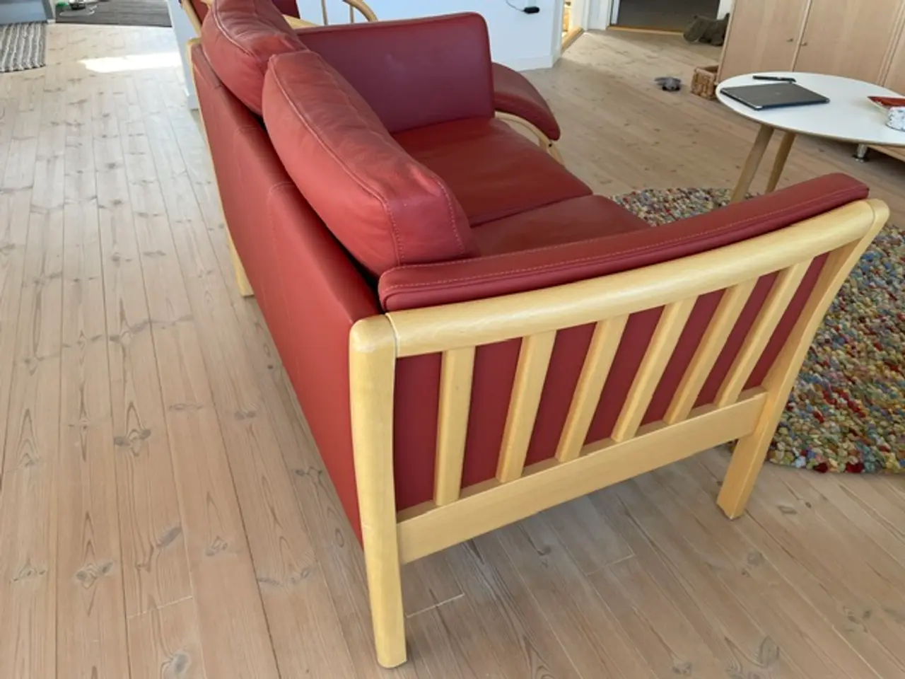 Billede 11 - STOUBY Tremmestol, 2 pers. sofa og fodskammel