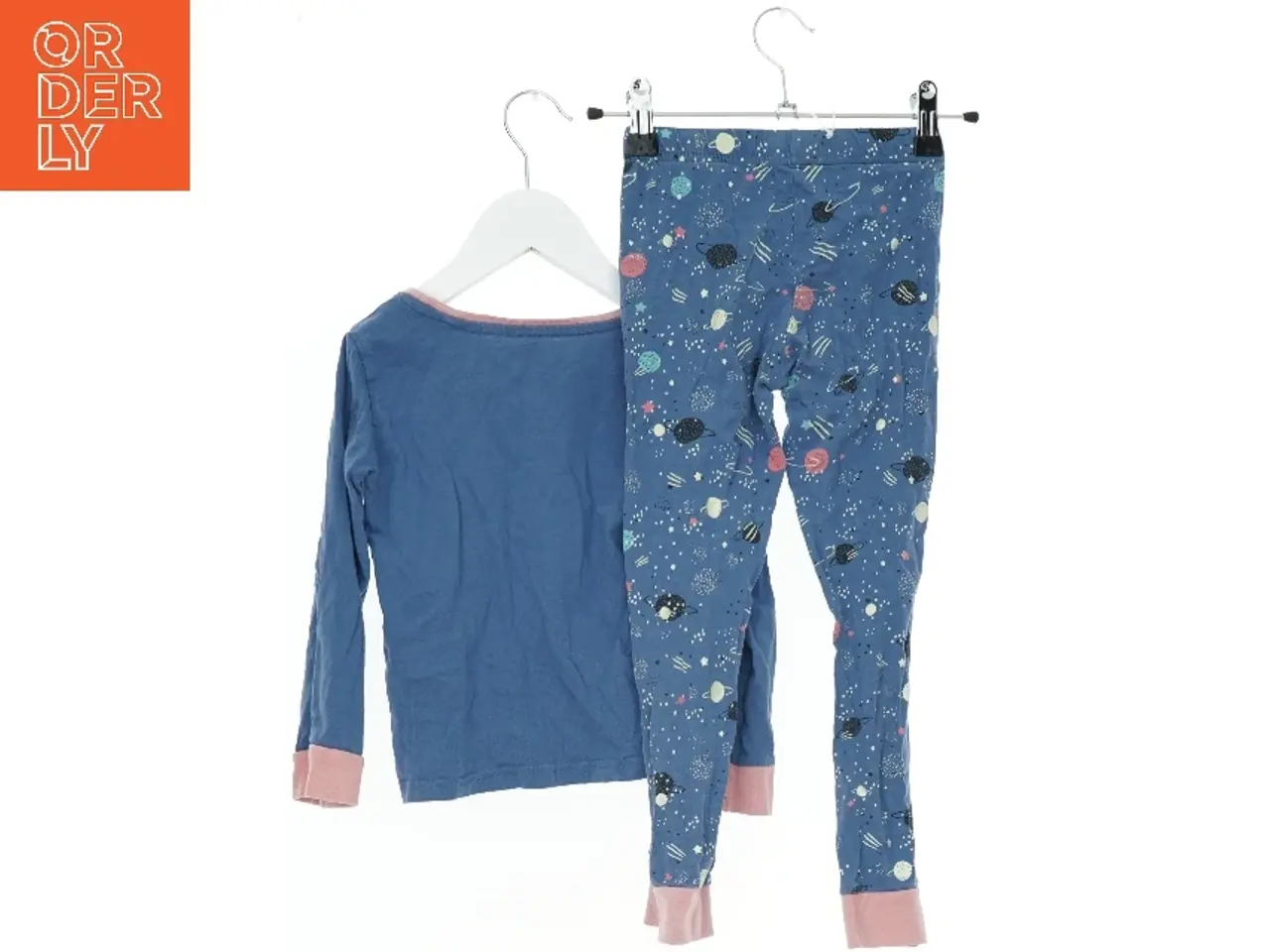 Billede 2 - Blå pyjamassæt med kattemotiv fra Poco Piano (str. 110)