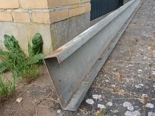 8 stk. 4 m. lange spær i galvaniseret stålprofil.