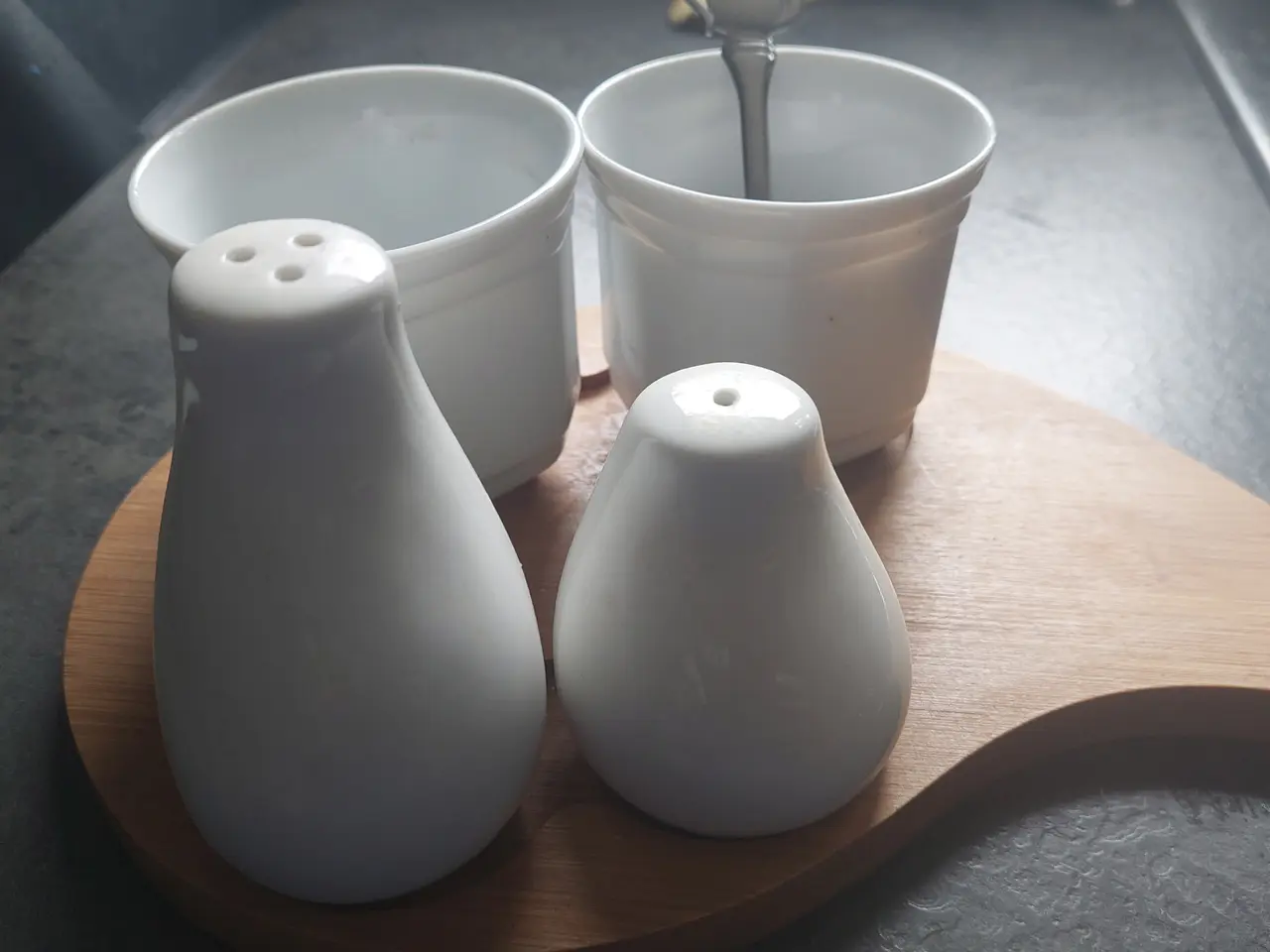 Billede 5 - sæt salt- og peberbøsser i hvid porcelæn