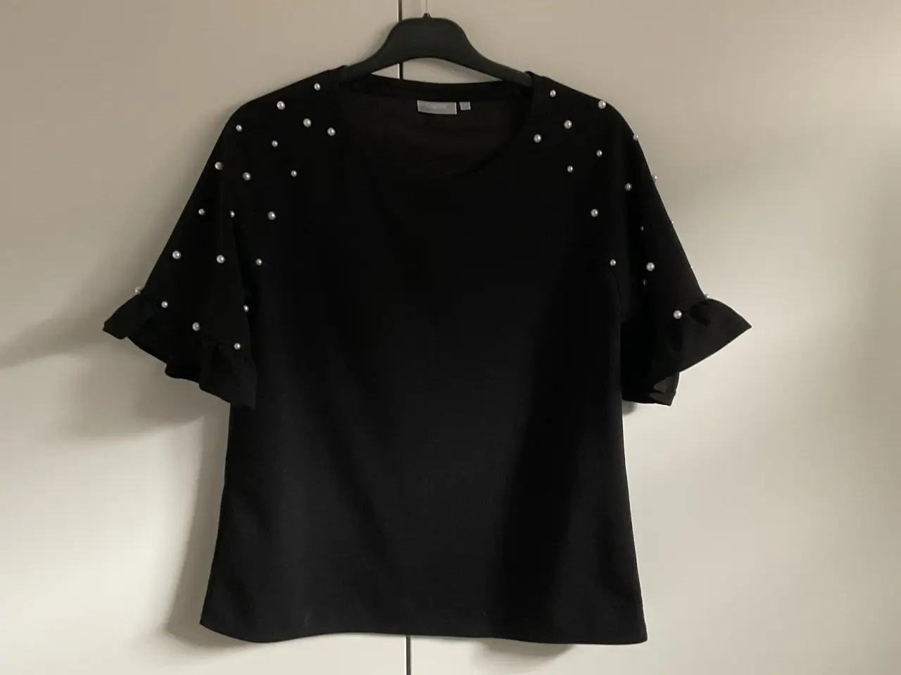 Billede 1 - Super fin Franca bluse med perler og lille ærme,