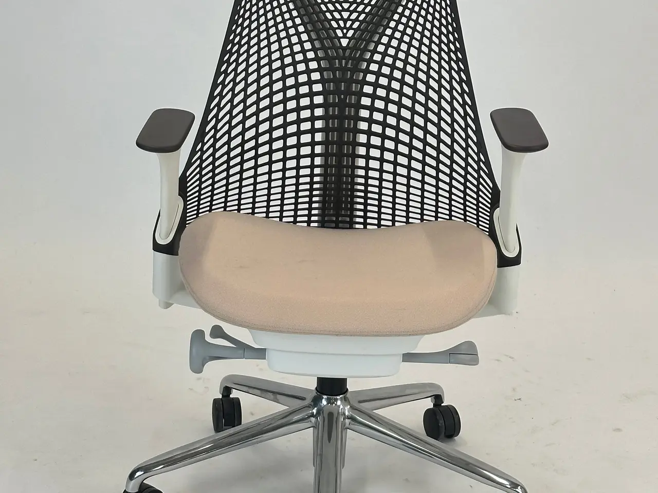 Billede 3 - Herman Miller SAYL Kontorstol – Lyserød/Brun/Krom Stel