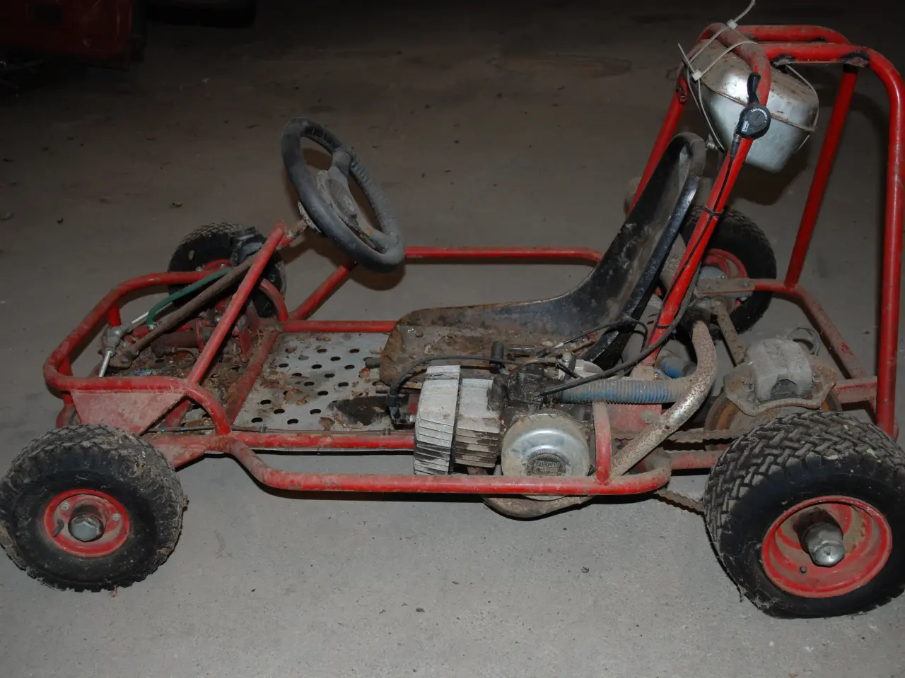 Billede 3 - Puck maxi sidder i en gokart - den er med !