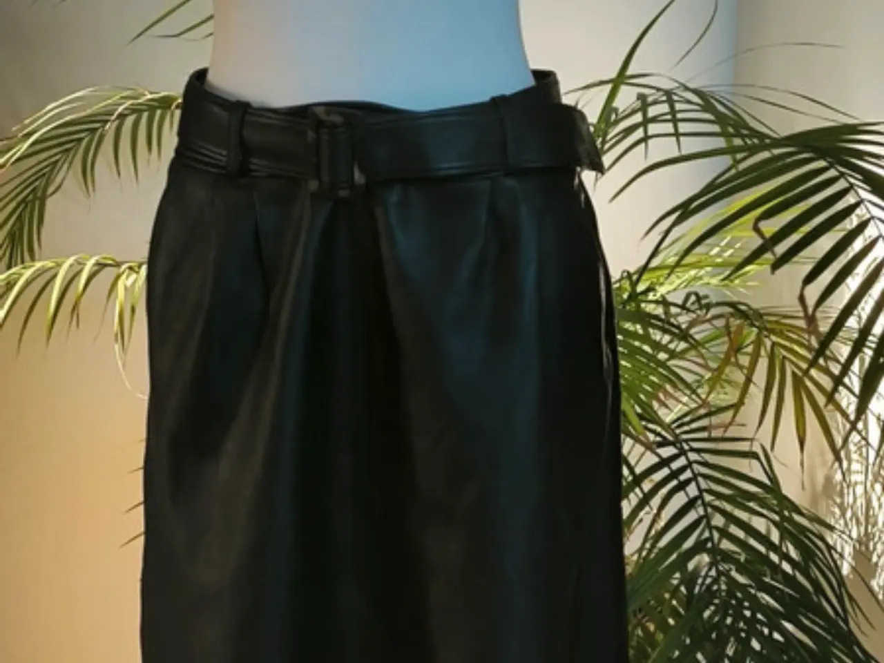 Billede 14 - Sort læder nederdel Massimo Dutti str M