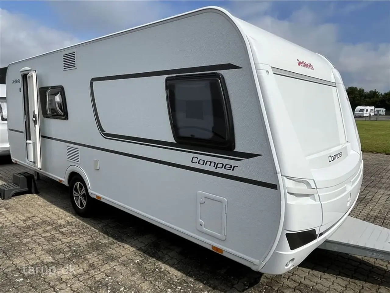 Billede 1 - 2023 - Dethleffs Camper 560 FMK    Kan opvejes til totalvægt 2000 kg. Dobbeltsengs- og køjevogn, rundsidde-gruppe, Truma varme, 3-trins el-gulv-varme, stort kølesk.